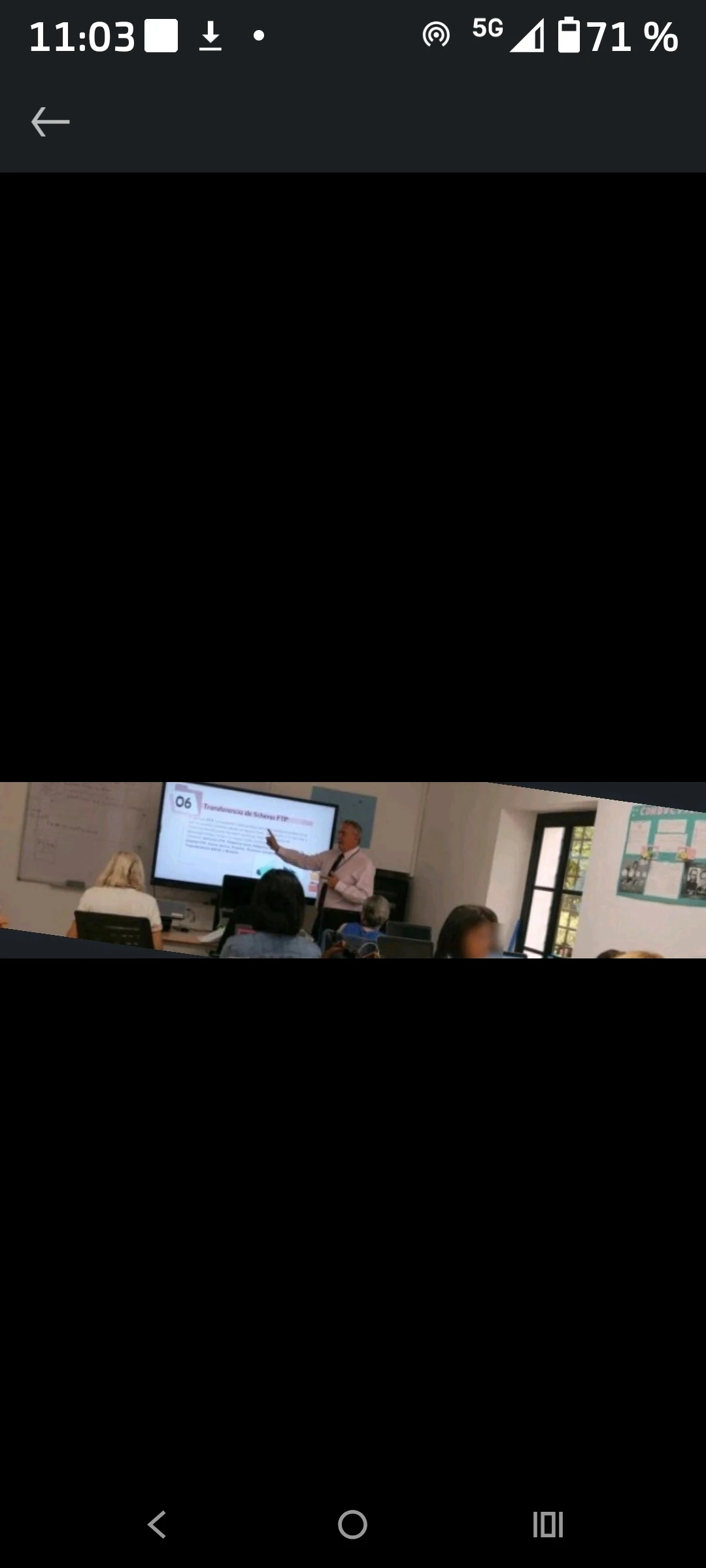 Rubén Muñoz Valadés impartiendo una clase presencial, explicando una presentación ante el alumnado